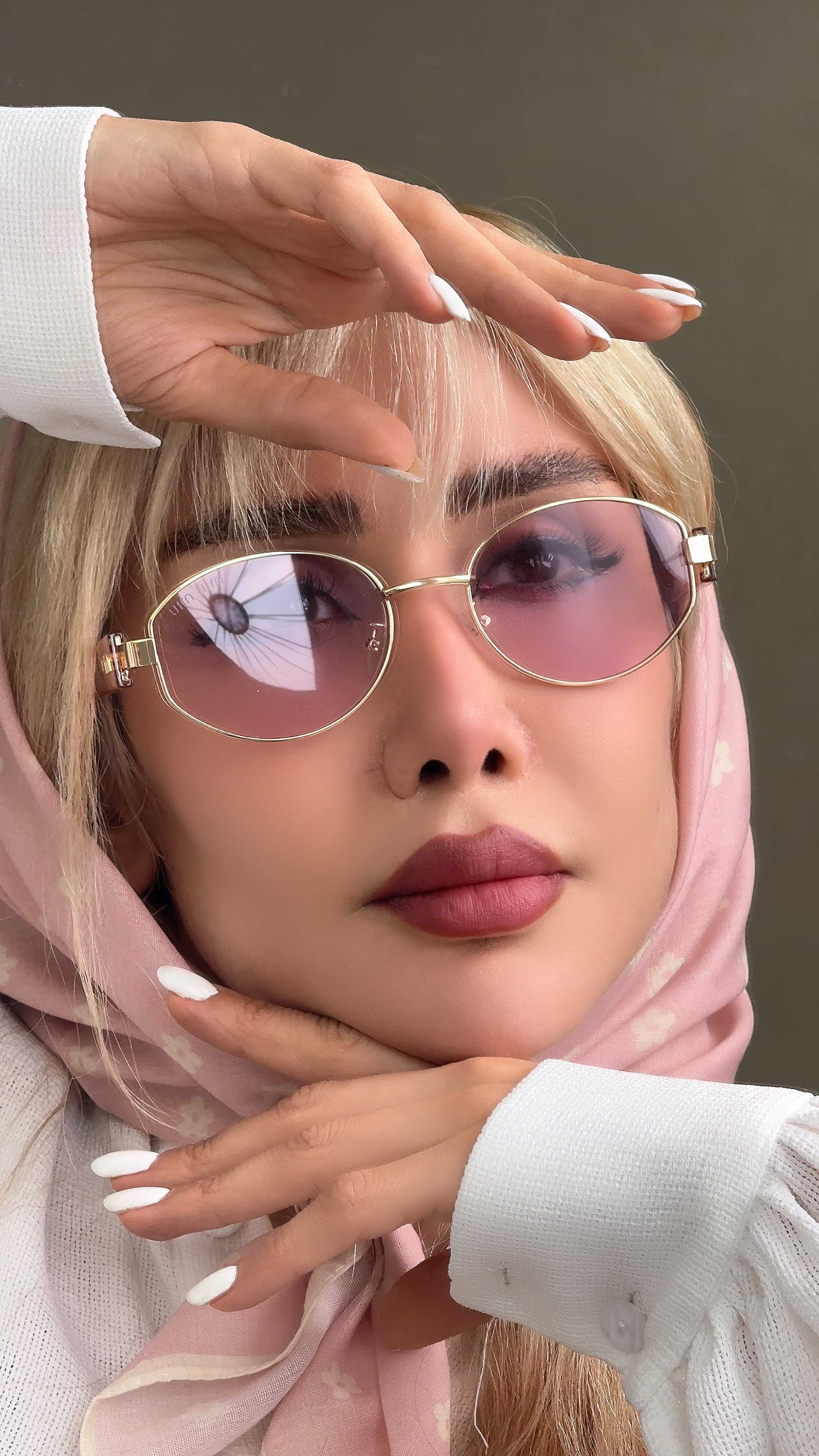عینک بیضی صورتی